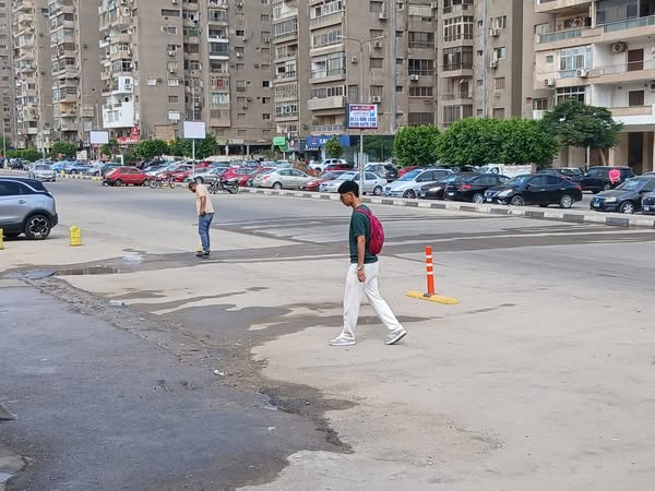 <strong>إزالة حواجز مخالفة أمام الحديقة الدولية بمدينة نصر</strong>