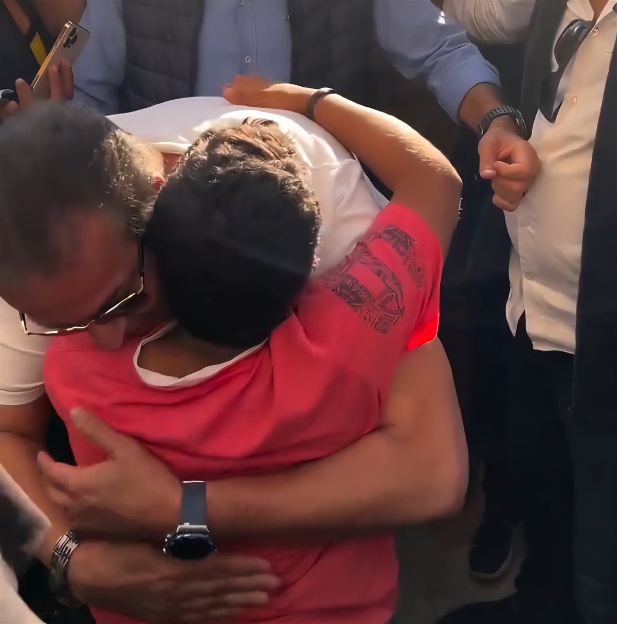 وزير الصحة يحتضن صغير بشدة خلال زيارته لقنا