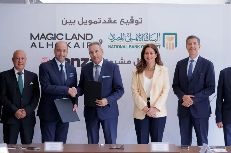 أثناء توقيع الاتفاقية