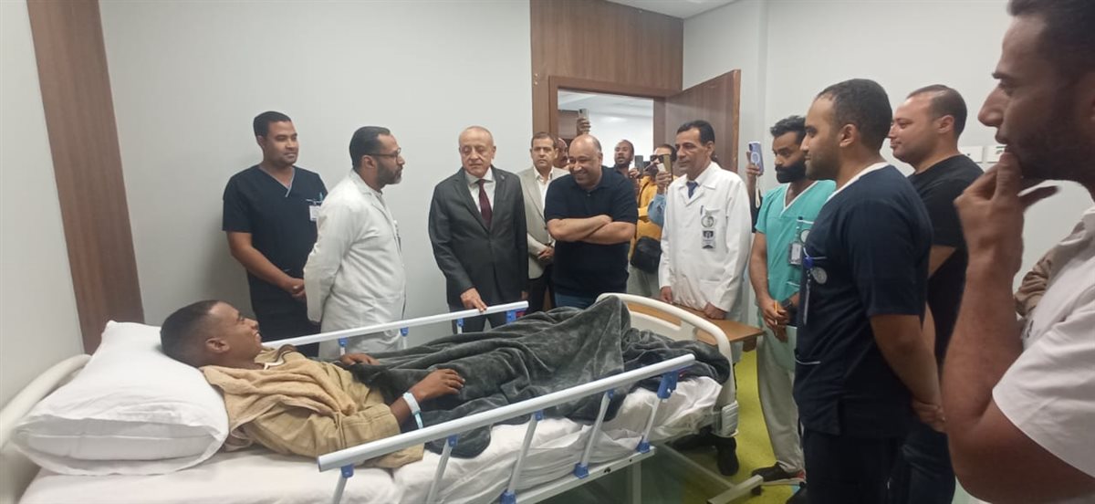 محافظ الأقصر يطمئن على المصابين 