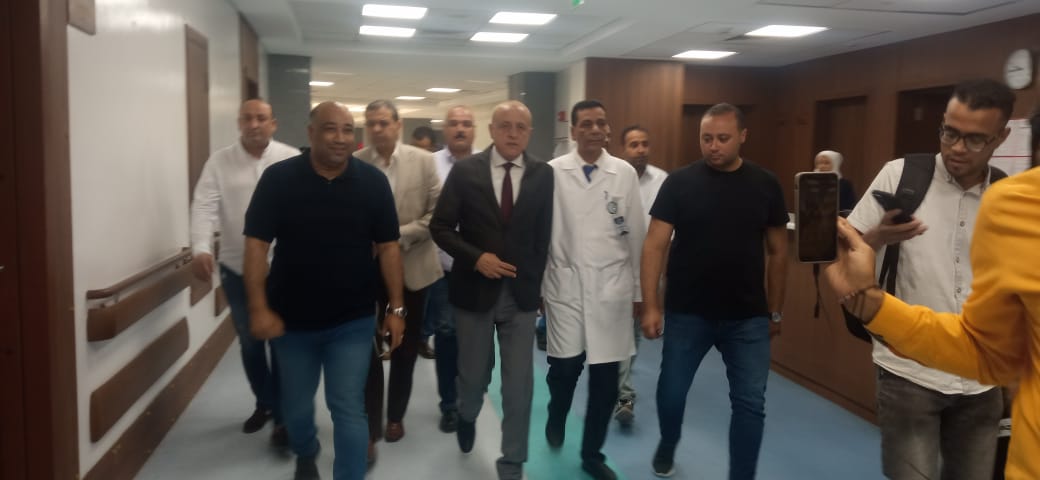 محافظ الأقصر يطمئن على المصابين 