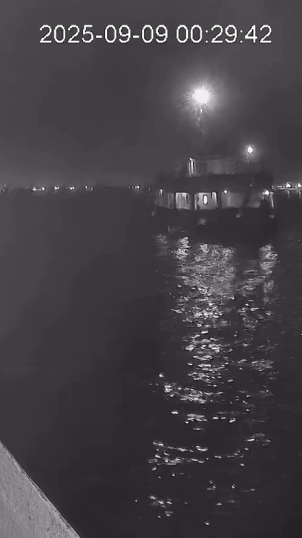 لحظة استهداف السفينة