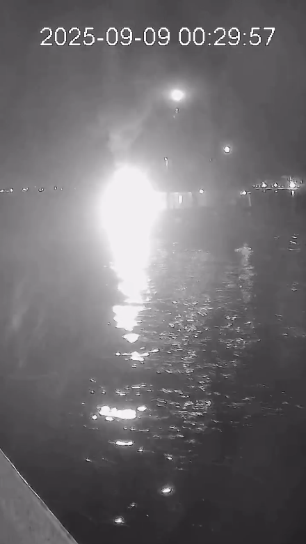 لحظة استهداف السفينة