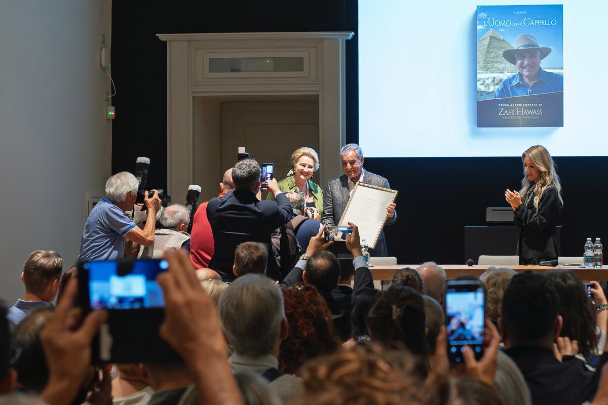 زهي حواس عالم الآثار المصرية