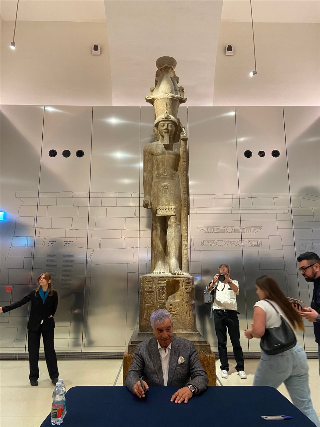 زهي حواس عالم الآثار المصرية