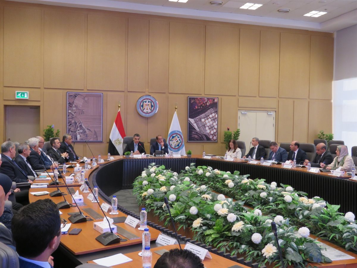 وزير المالية مع ممثلي شركات الأدوية