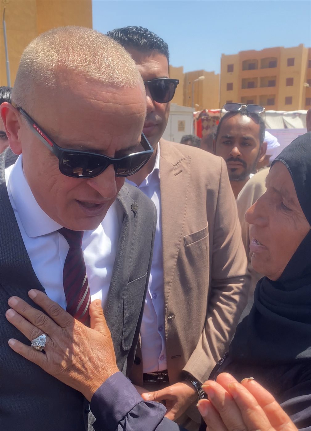 محافظ الأقصر يوجة بسرعة تلبية طلبات سيدة