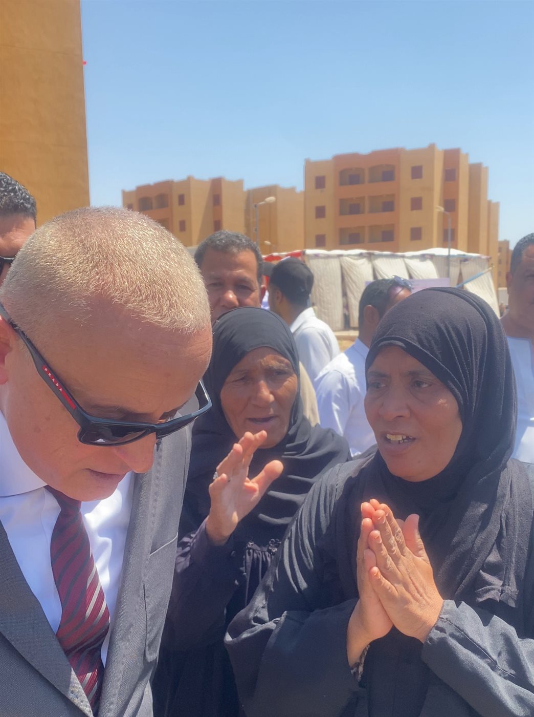 محافظ الأقصر يوجة بسرعة تلبية طلبات سيدة