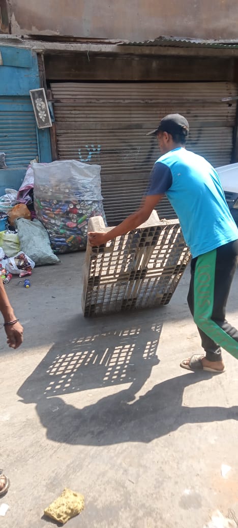 حي الساحل يرفع إشغالات وزراعات مخالفة أمام مدرسة عمر بن عبد العزيز