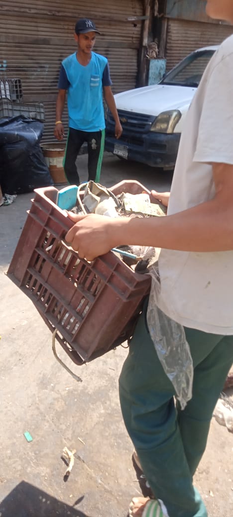 حي الساحل يرفع إشغالات وزراعات مخالفة أمام مدرسة عمر بن عبد العزيز