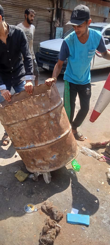 حي الساحل يرفع إشغالات وزراعات مخالفة أمام مدرسة عمر بن عبد العزيز