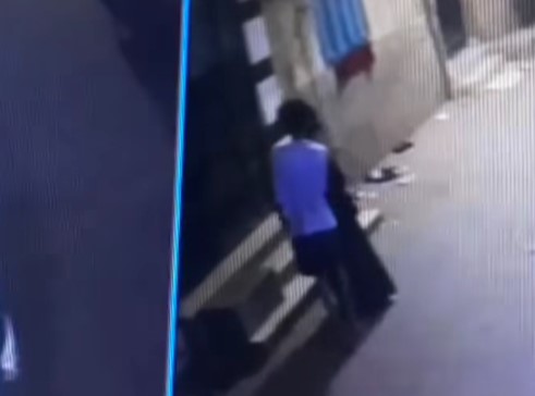 <strong>تعدي شاب على سيدة بالضرب واسقاطها ارضًا في الجيزة</strong>