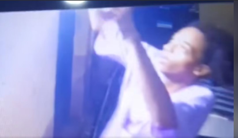 <strong>تعدي شاب على سيدة بالضرب واسقاطها ارضًا في الجيزة</strong>