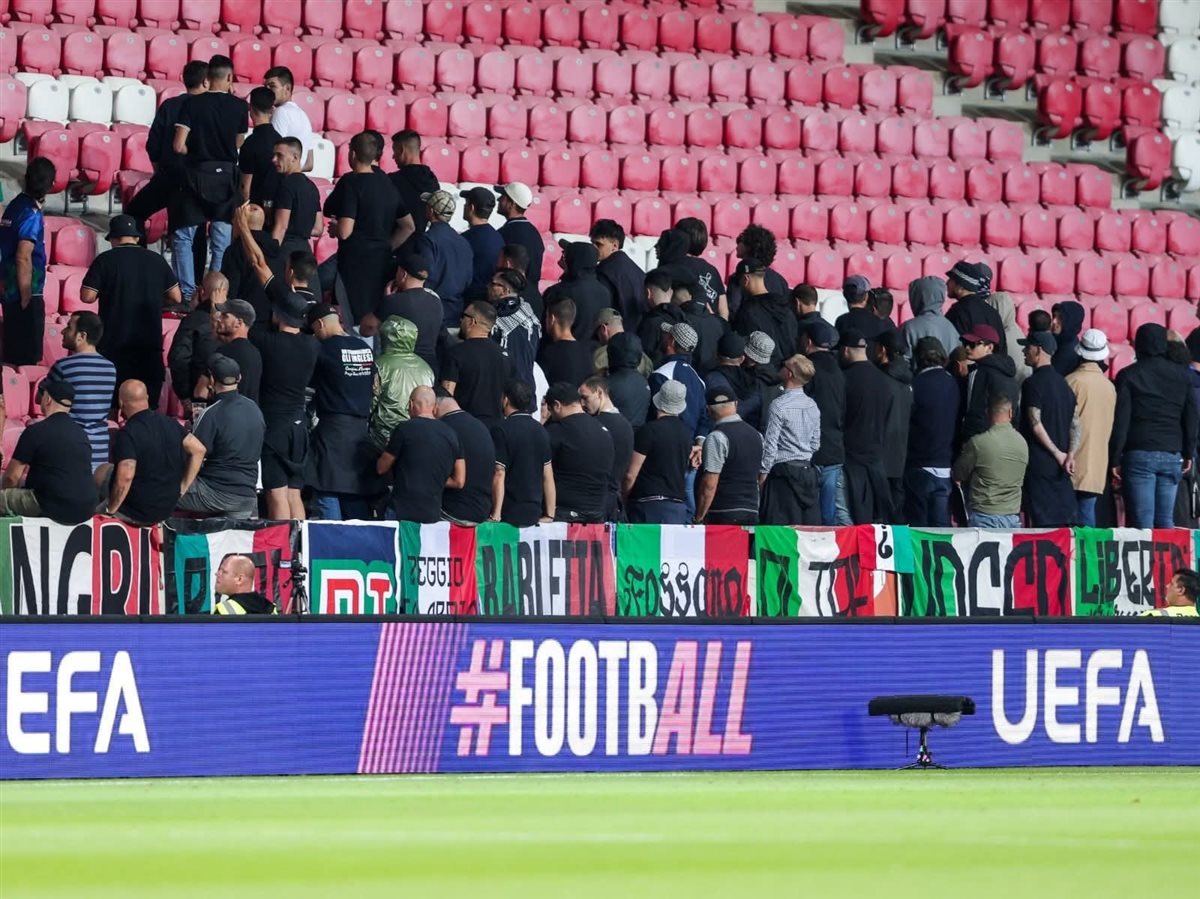 <strong>جماهير منتخب إيطاليا أثناء عزف النشيد الوطني لـ إسرائيل</strong>