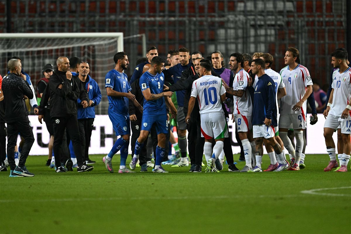 <strong>اشتباكات في مباراة إيطاليا وإسرائيل</strong>