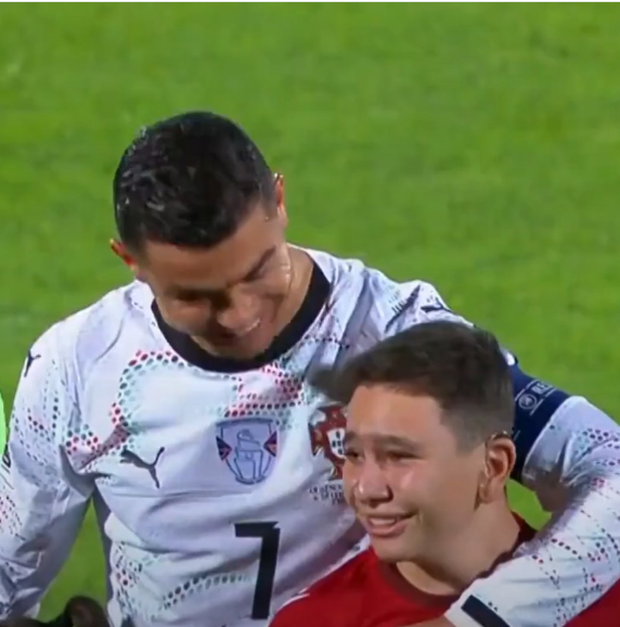 <strong>رونالدو رفقة أحد الأطفال</strong>