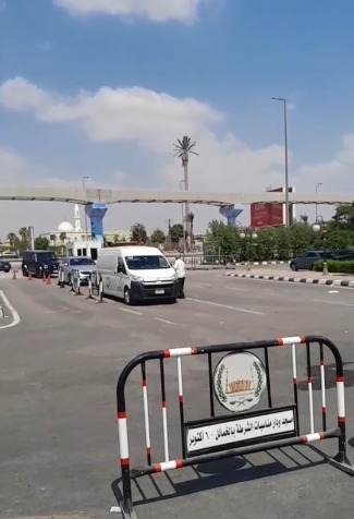 وصول جثمان المطرب عمرو ستين إلى مسجد الشرطة بالشيخ زايد استعدادًا لصلاة الجنازة