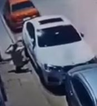 القبض علي <strong>أجنبيين حطما زجاج سيار</strong>ة وسرقا محتوياتها بالجيزة