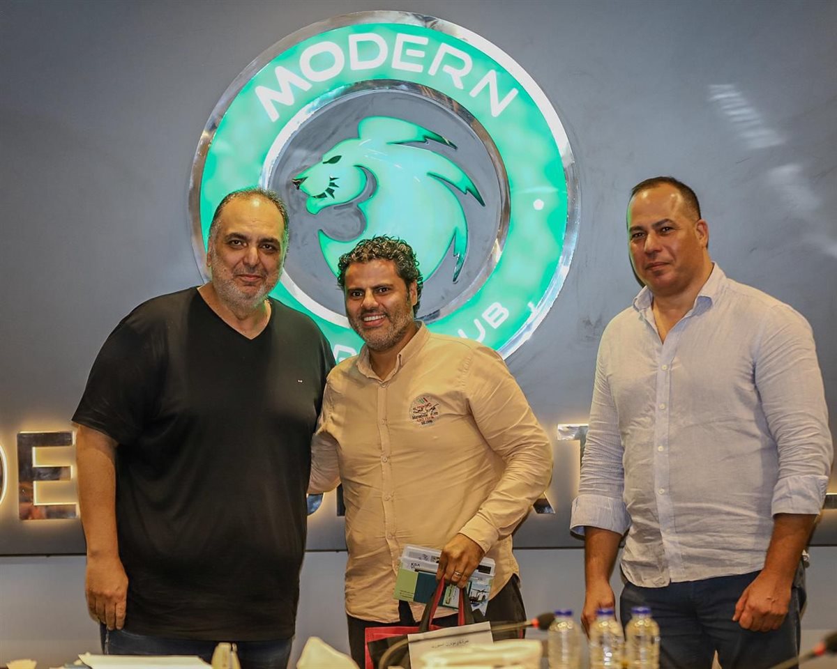 رئيس نادي مودرن يهدي النقاد الرياضيين رحلات عمرة