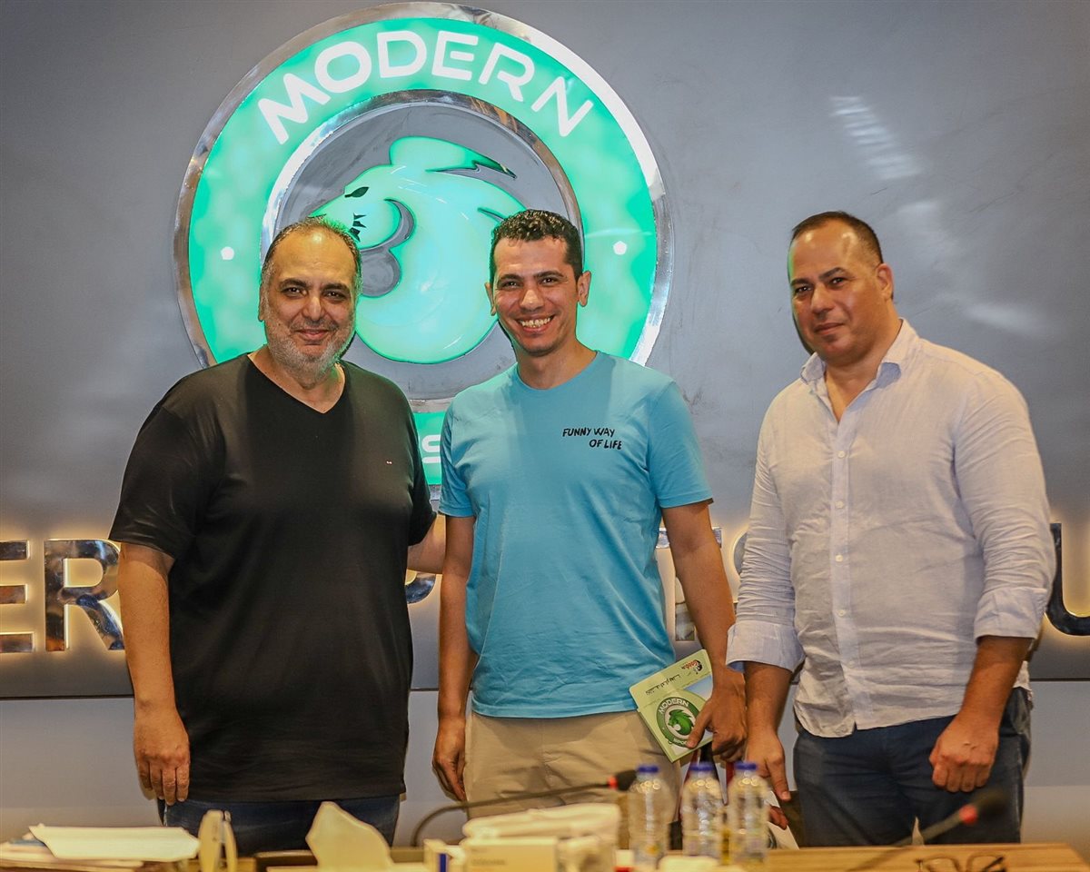 رئيس مودرن مع النقاد الرياضيين 