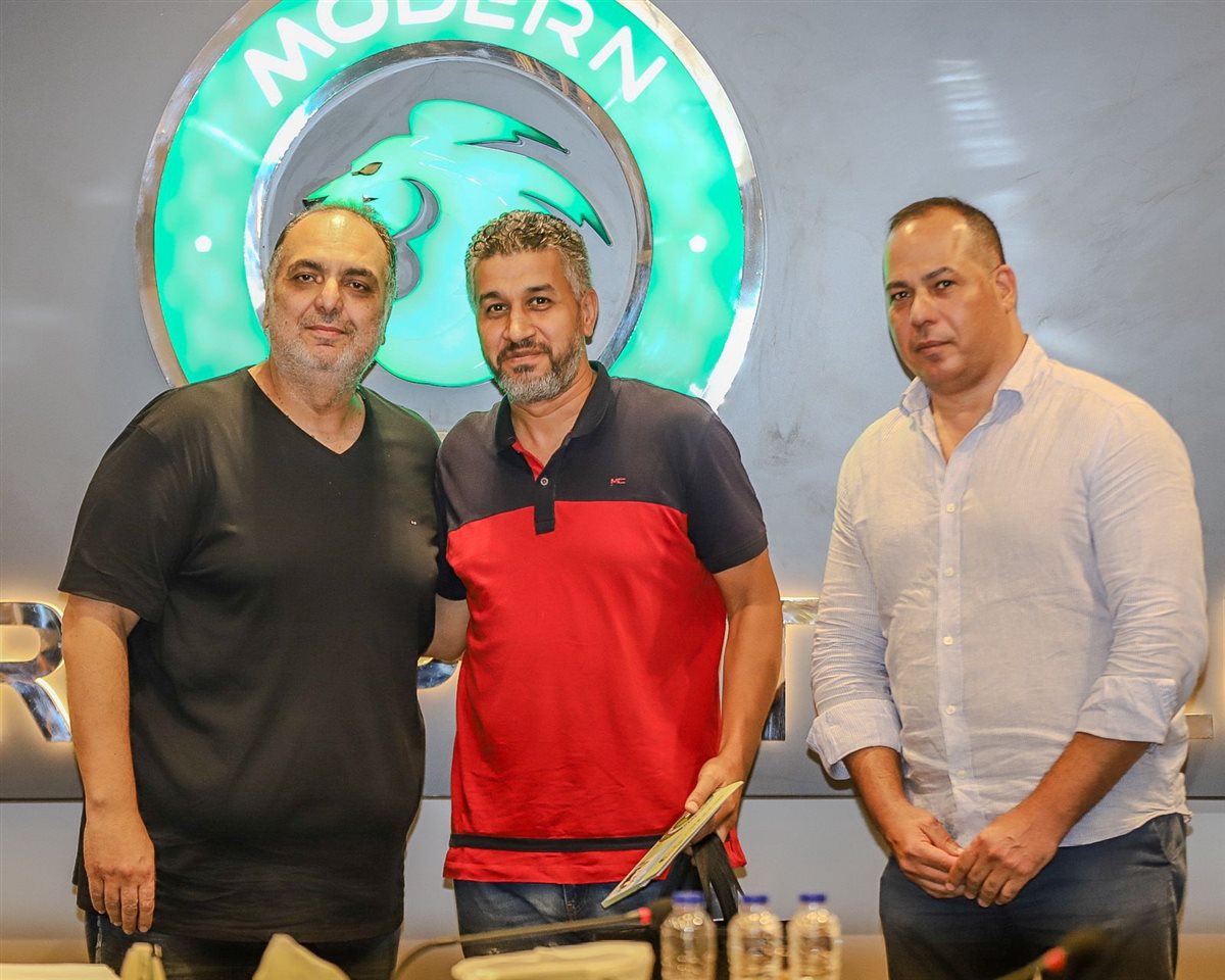 رئيس مودرن مع النقاد الرياضيين 