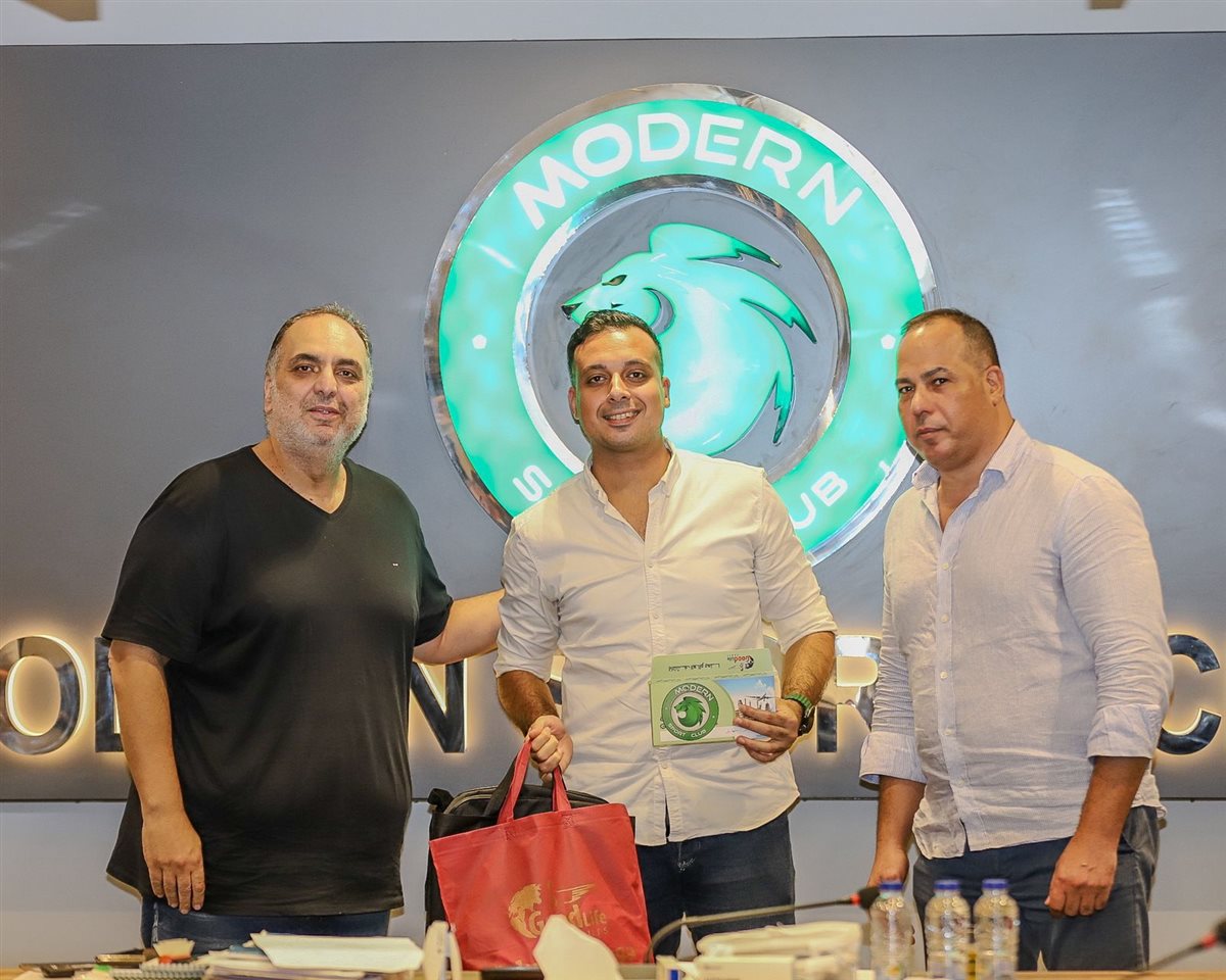 دعبس يهدي النقاد رحلات عمرة 