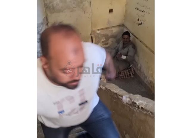 <strong> شخص متسول على أحد سلالم المبنى الكائن به مكتب الصحة</strong>