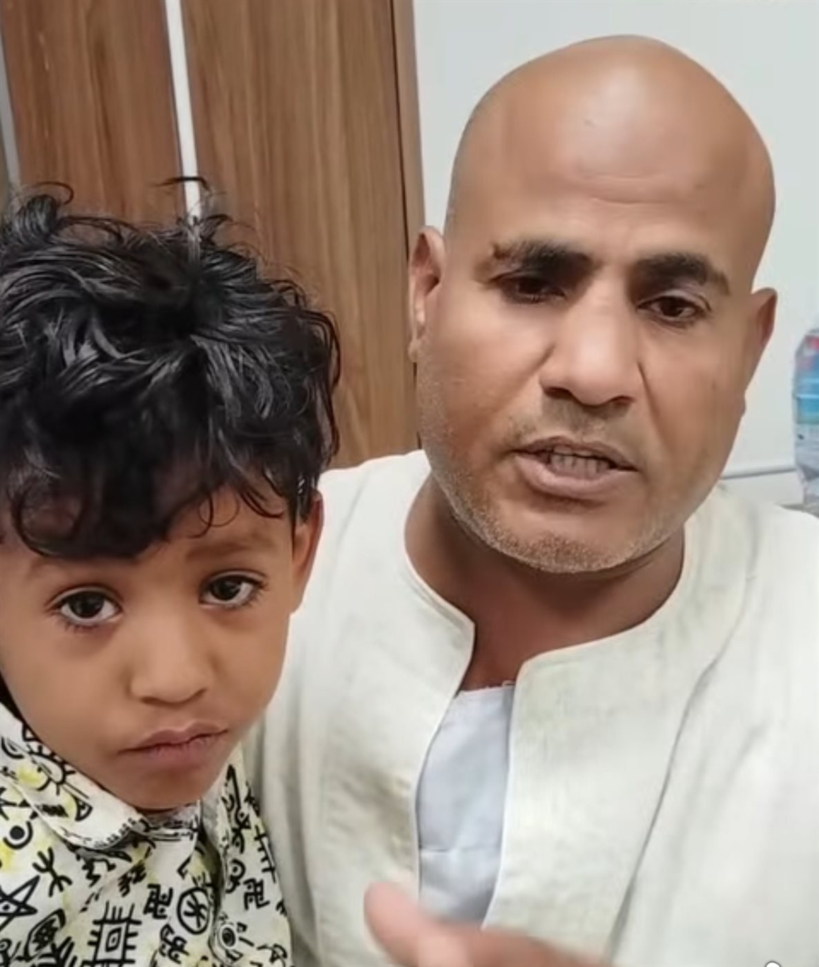 الصغير ووالدة بعد إنقاذ حياتة