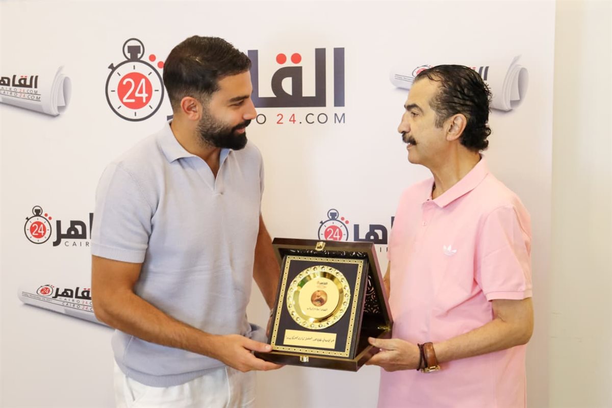 بعد تألقه في حكاية هند.. القاهرة 24 يُكرم الفنان حازم إيهاب على نجاح شخصيته 