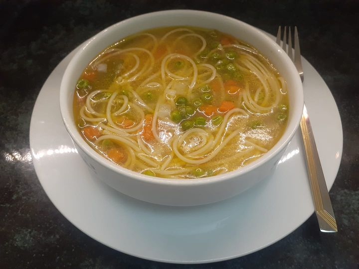 طريقة عمل الاندومي بمرقة الدجاج