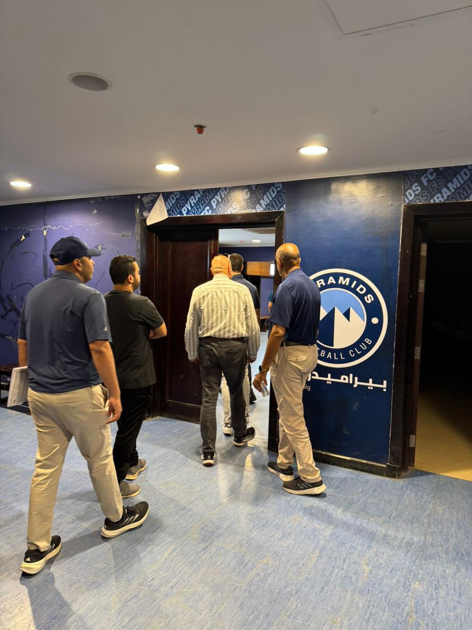 <strong>وفد فيفا يعاين ملعب الدفاع الجوي استعدادًا لمباراة بيراميدز وأوكلاند سيتي </strong>