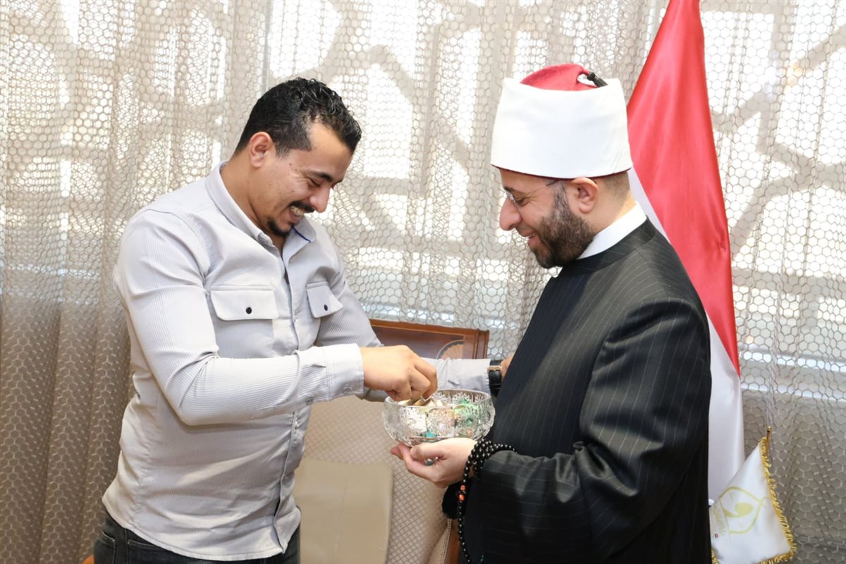 <strong>وزير الأوقاف يستقبل نجل الشهيد خالد عبد العال</strong>