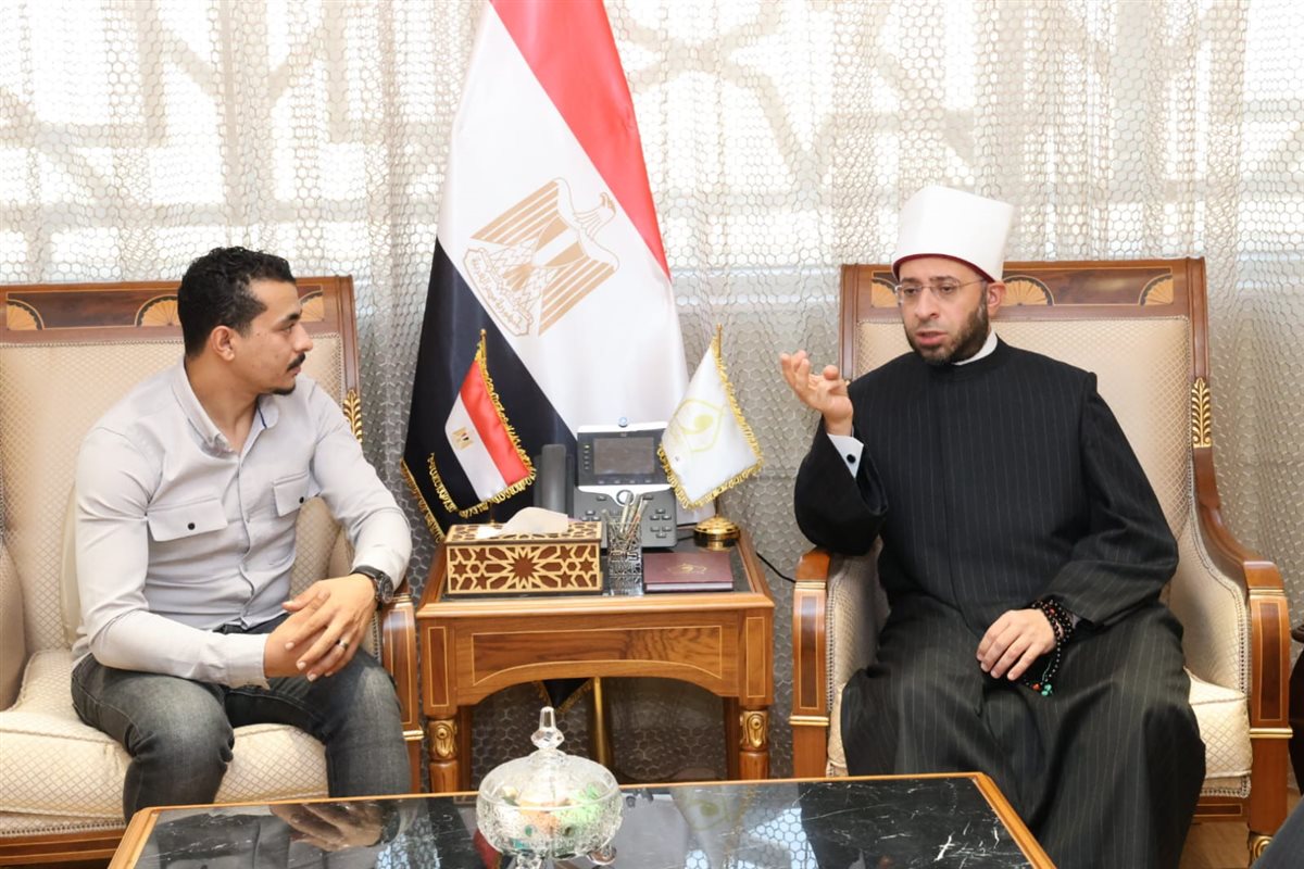 <strong>وزير الأوقاف يستقبل نجل الشهيد خالد عبد العال</strong>