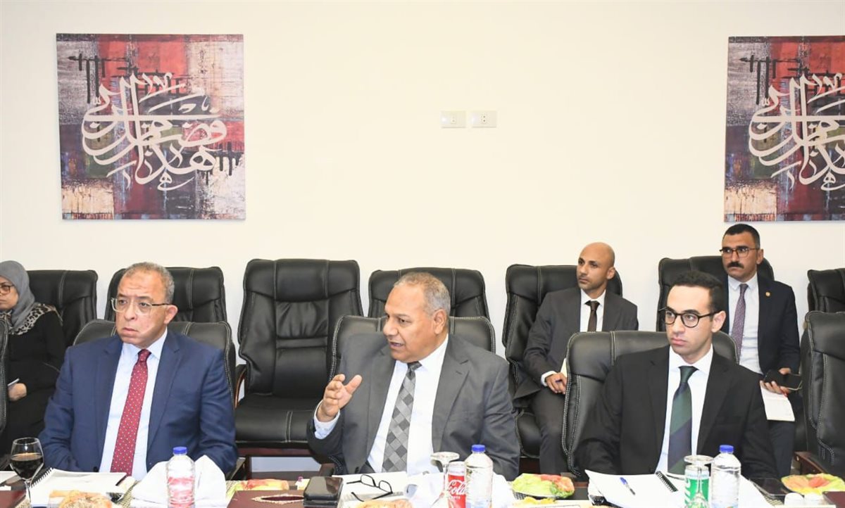 جانب من اجتماع وزير الرياضة لبحث خطة تطوير ستاد القاهرة