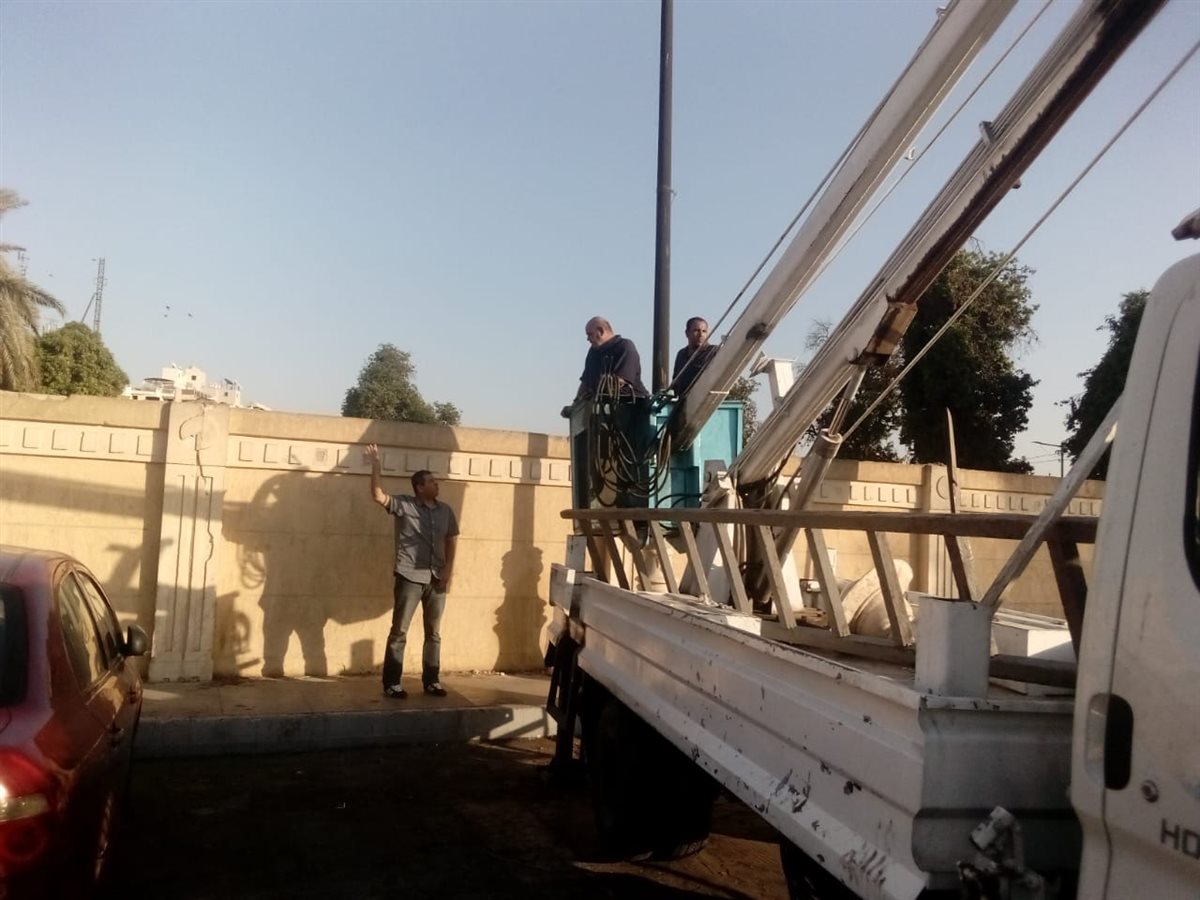 صيانة 20 كشاف إنارة بكورنيش النيل وإعادة تأهيل الجزر الوسطى بحي جنوب الأقصر