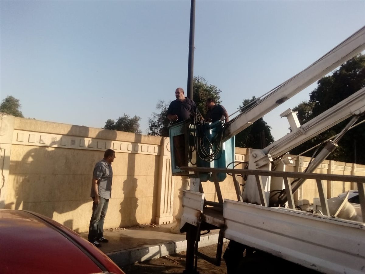 صيانة 20 كشاف إنارة بكورنيش النيل وإعادة تأهيل الجزر الوسطى بحي جنوب الأقصر