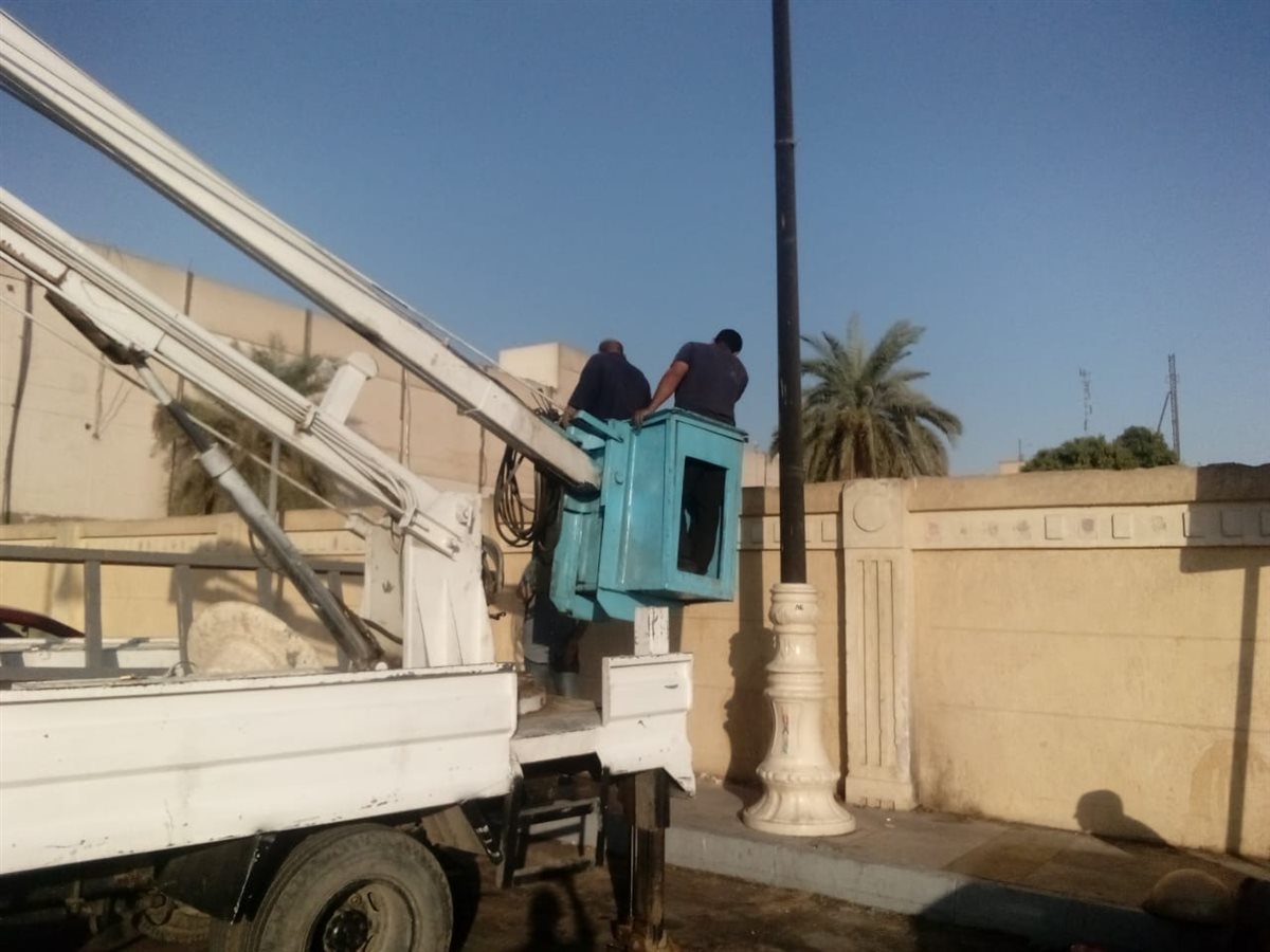 صيانة 20 كشاف إنارة بكورنيش النيل وإعادة تأهيل الجزر الوسطى بحي جنوب الأقصر