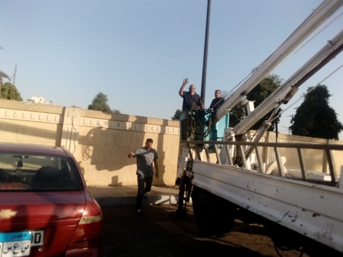 صيانة 20 كشاف إنارة بكورنيش النيل وإعادة تأهيل الجزر الوسطى بحي جنوب الأقصر