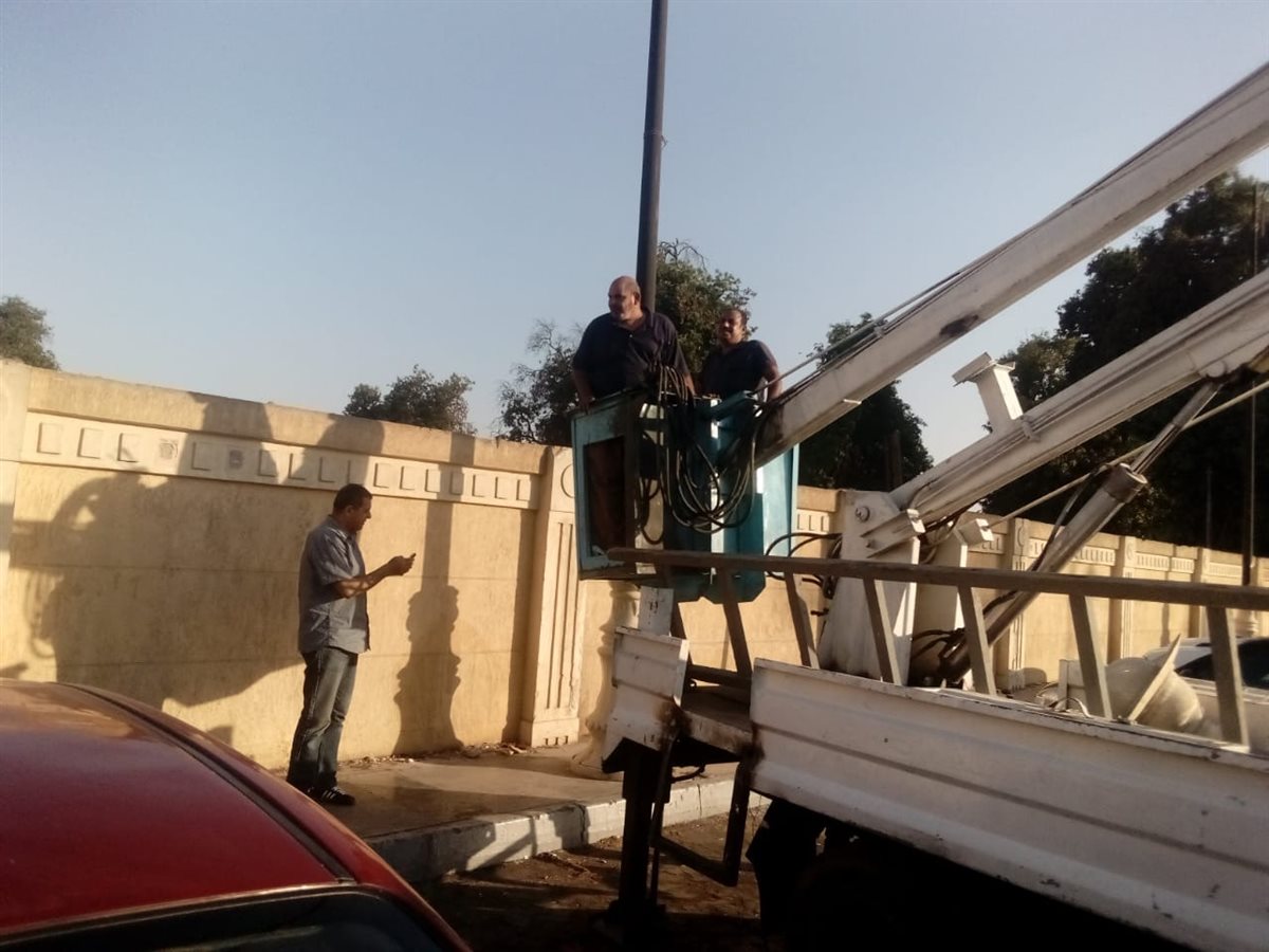 صيانة 20 كشاف إنارة بكورنيش النيل وإعادة تأهيل الجزر الوسطى بحي جنوب الأقصر