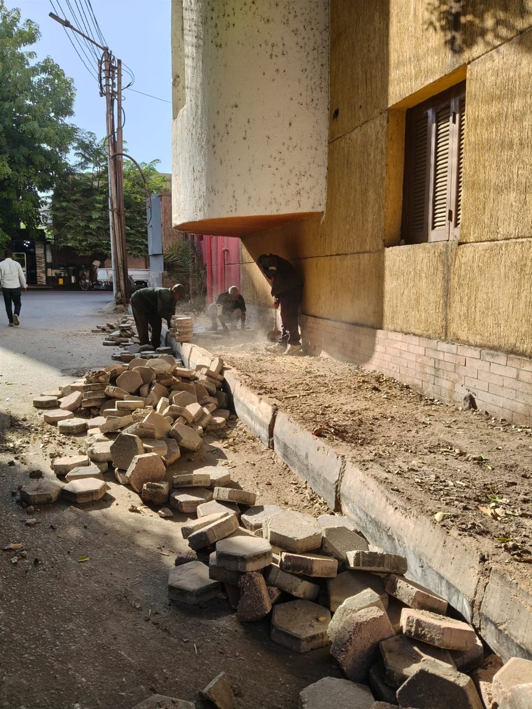 صيانة 20 كشاف إنارة بكورنيش النيل وإعادة تأهيل الجزر الوسطى بحي جنوب الأقصر