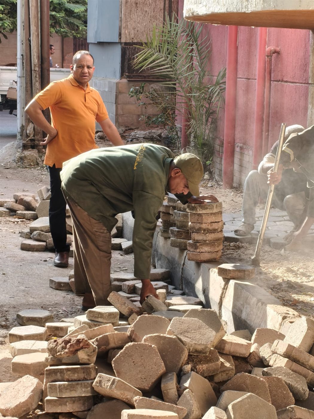 صيانة 20 كشاف إنارة بكورنيش النيل وإعادة تأهيل الجزر الوسطى بحي جنوب الأقصر