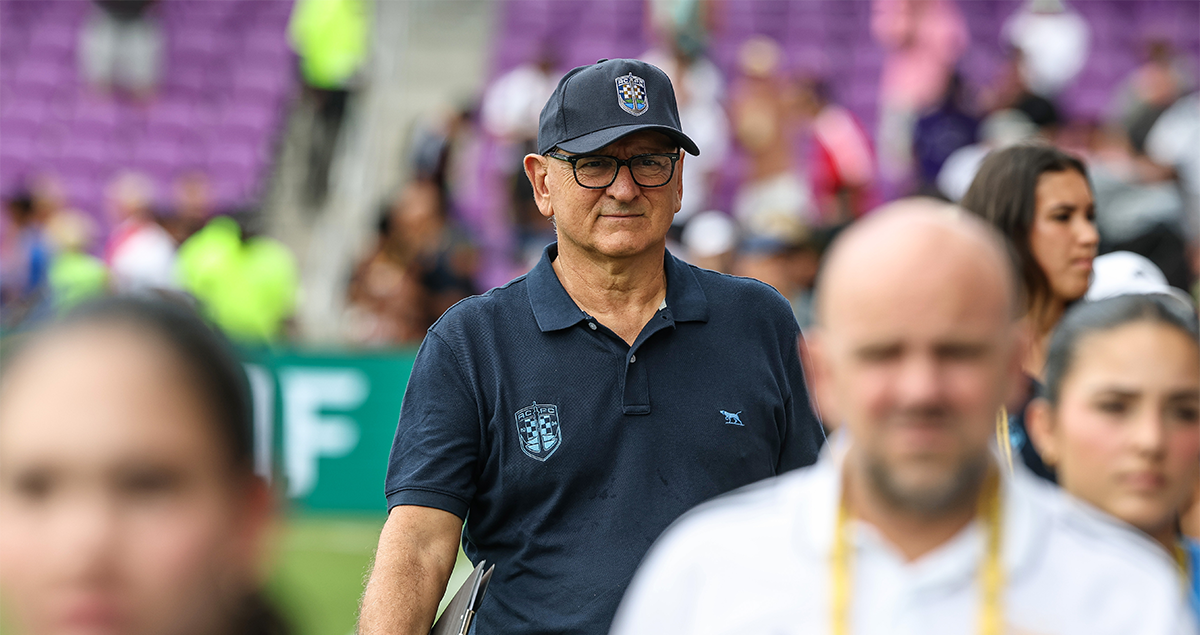 بول بوسا المدير الفني لفريق أوكلاند سيتي