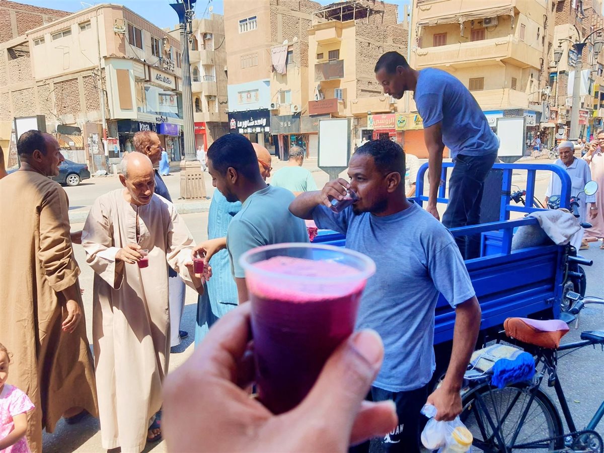 توزيع العصائر على الأهالي عقب الجمعة بالأقصر