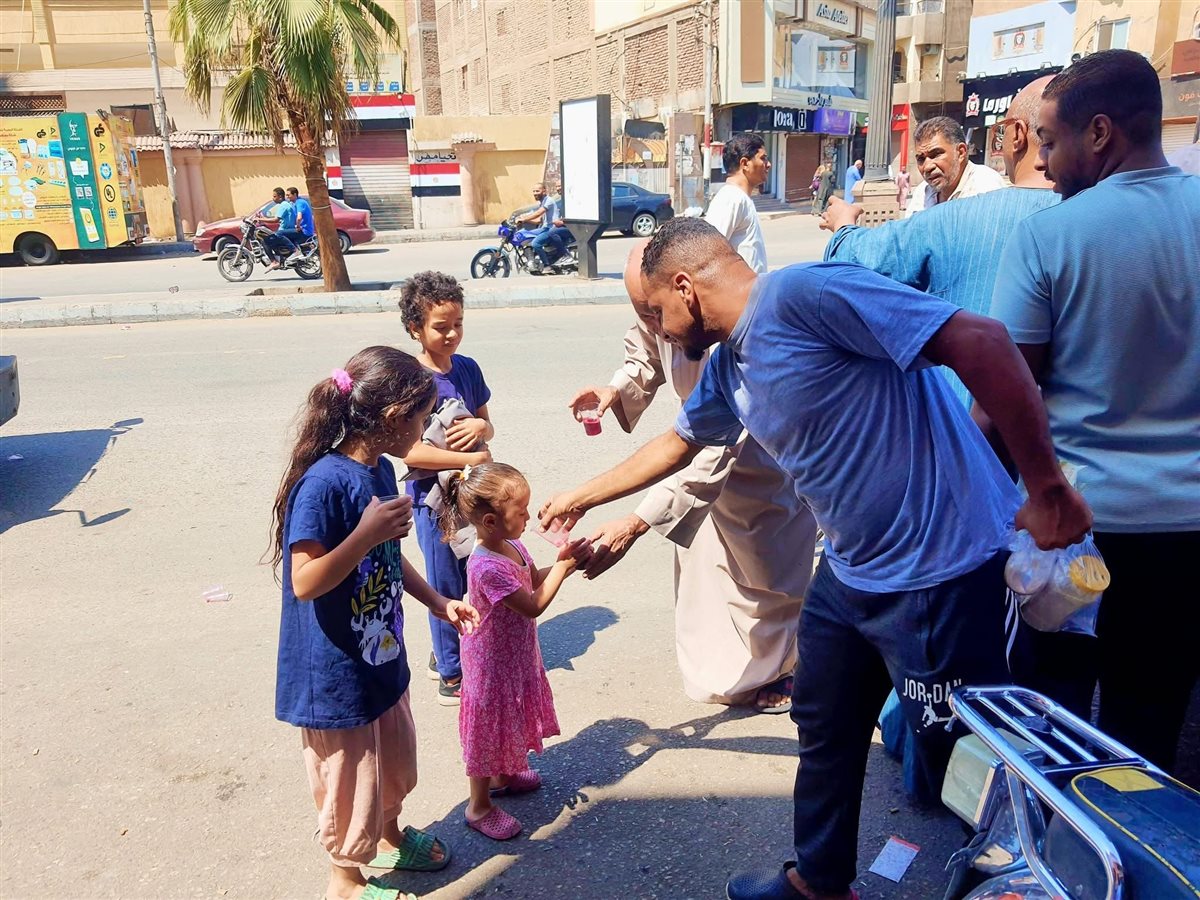 توزيع العصائر على الأهالي عقب الجمعة بالأقصر