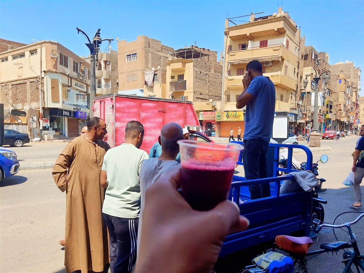 توزيع العصائر على الأهالي عقب الجمعة بالأقصر