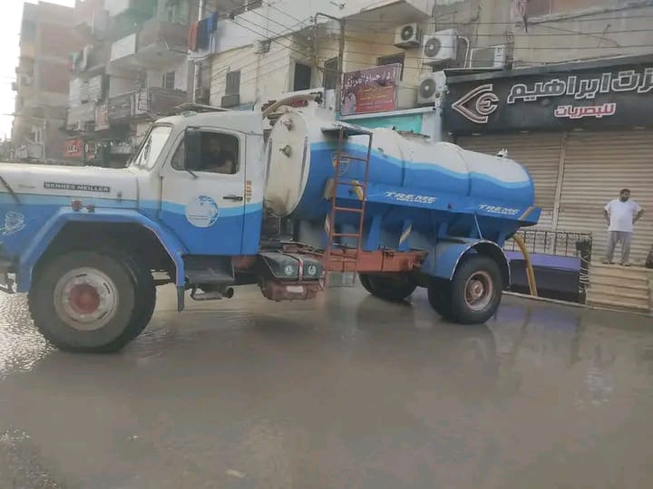 كسر مفاجئ بخط مياه رئيسي بأبو حماد  