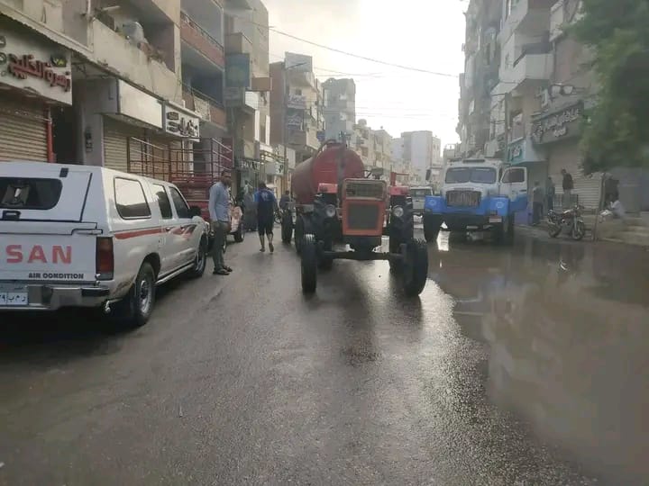 كسر مفاجئ بخط مياه رئيسي بأبو حماد  