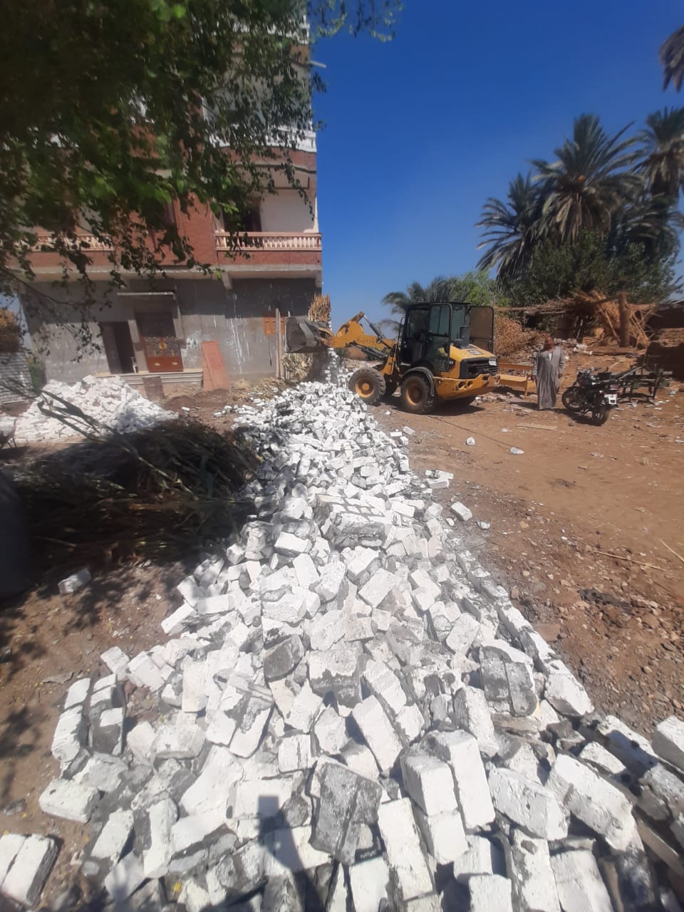 جانب من أعمال الإزالة