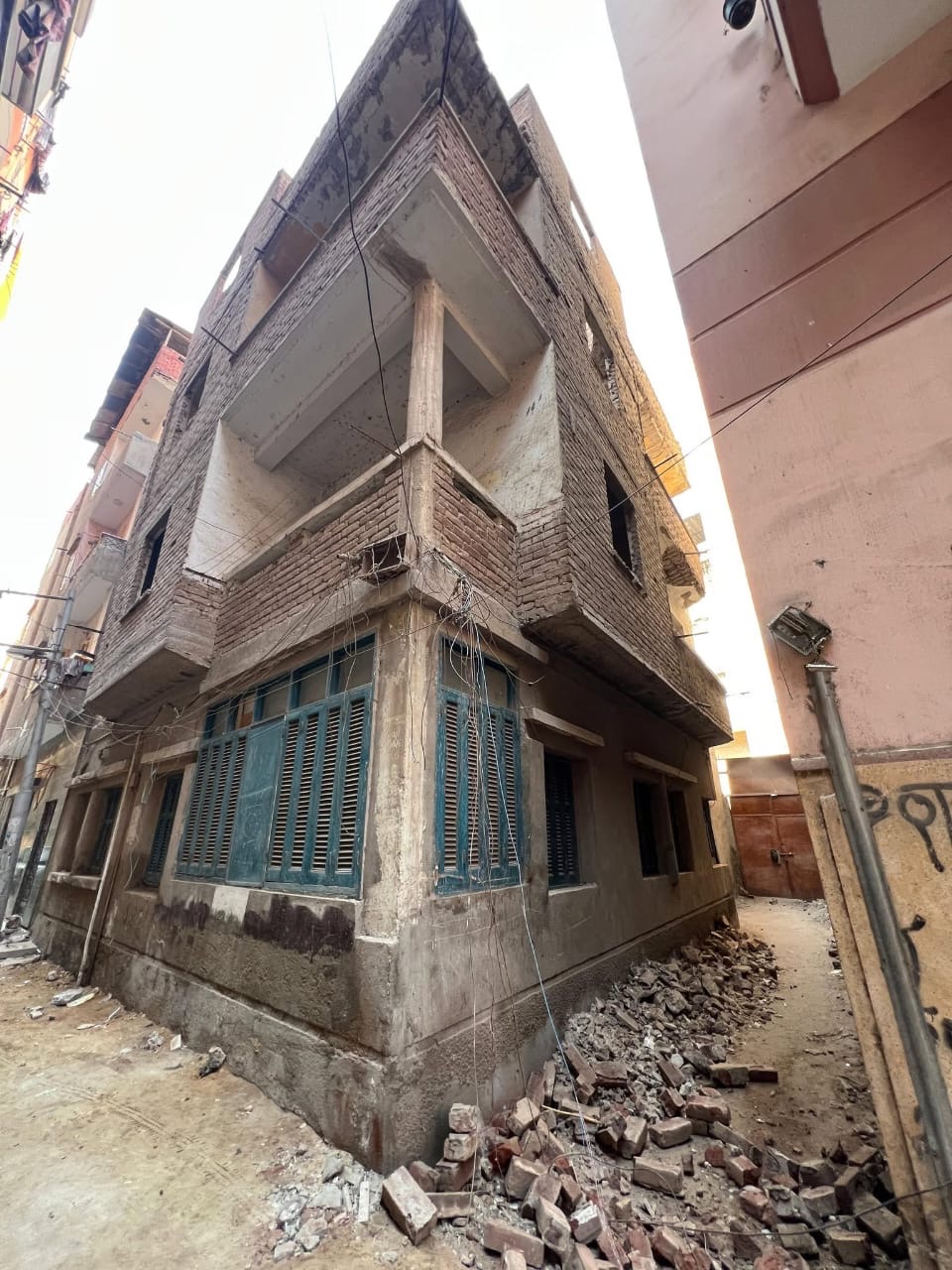 انهيار جزء من عقار بالمنصورة