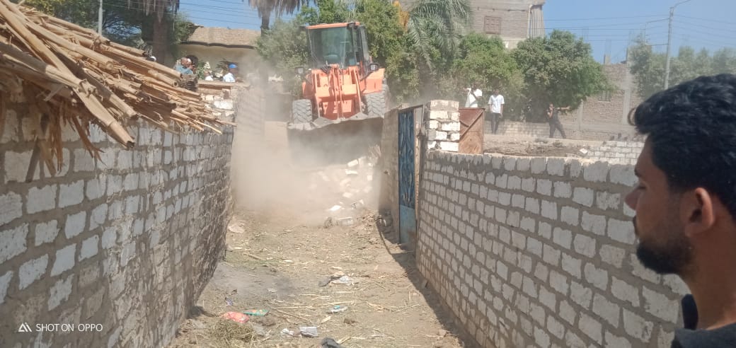 جانب من أعمال الإزالة